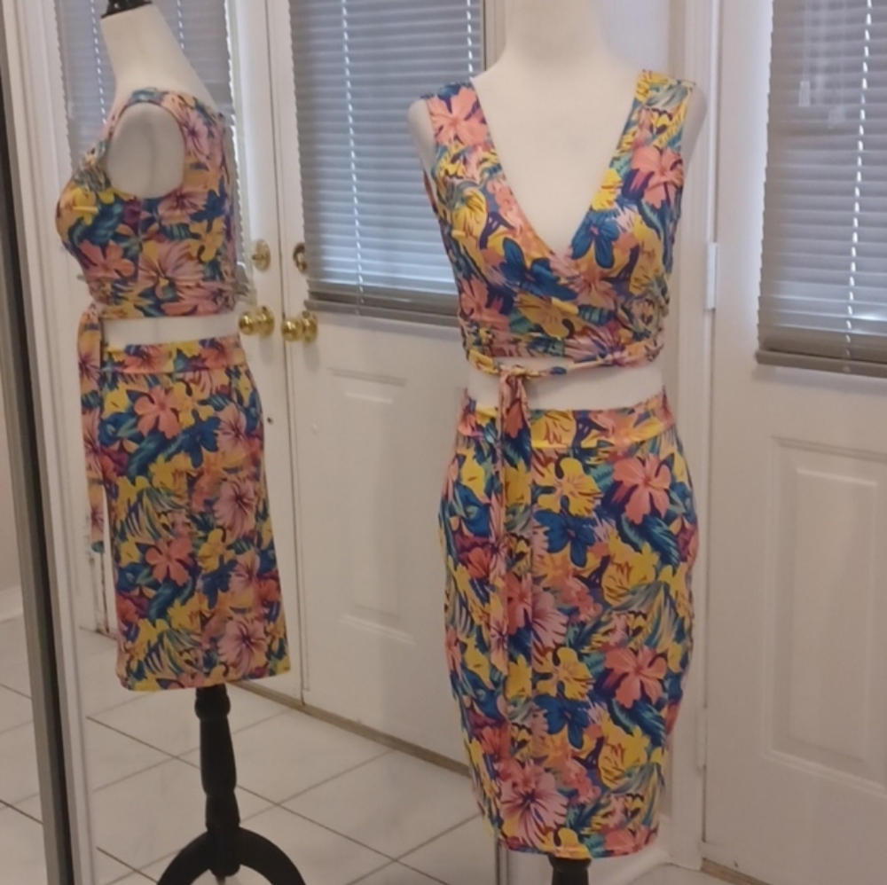 2/$70 Floral 2-Piece Dress (Skirt & Wrap Top) - Size Small
